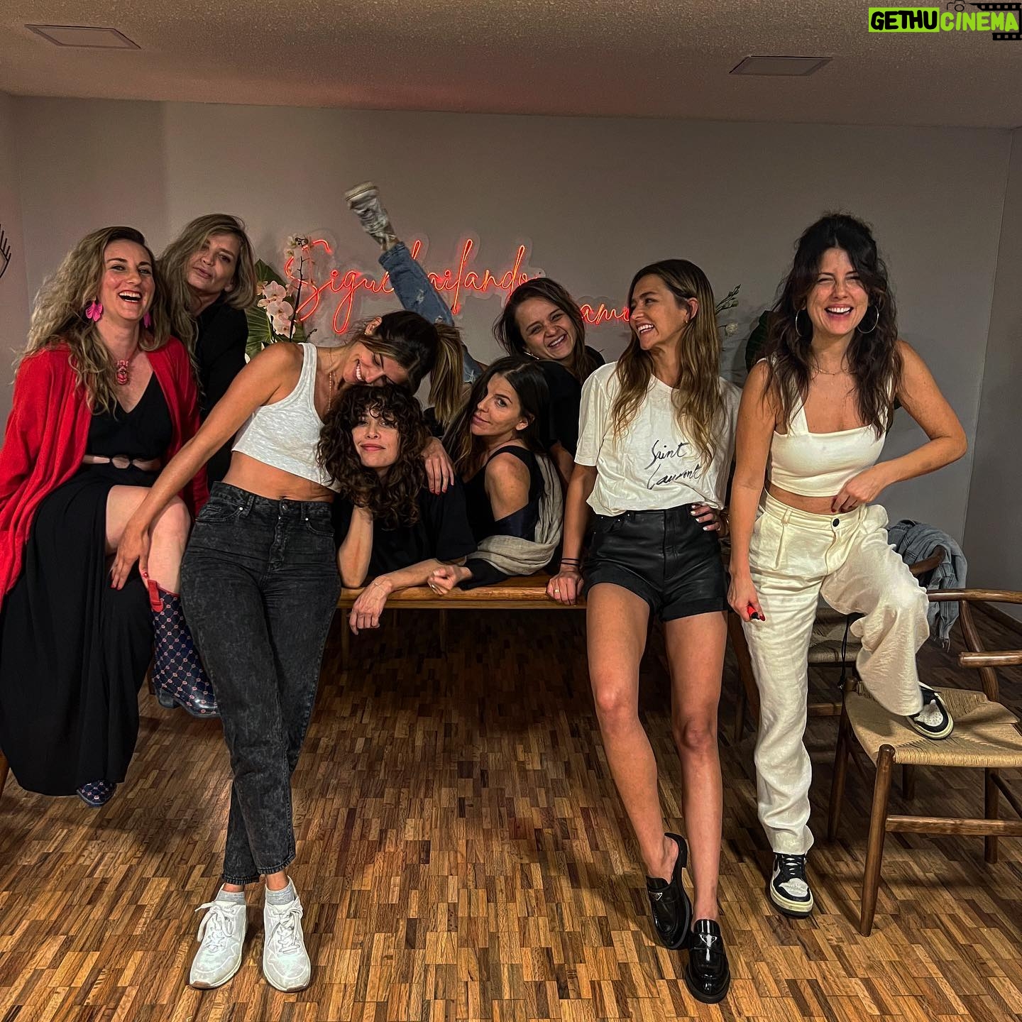 María Fernanda Yépes Instagram - JUNTAS somos Invencibles. •Siempre❤️⚡️• Resumen de una noche Poderosa, junto a MUJERES increíbles que admiro, honro y respeto!!! Gracias chicas superPoderosas por una noche de risas y amorcito femenino del bueno!!!! Gracias @valentinabailarina por hacerlo posible. Feliz cumpleaños mi @juanaarias Y… “sigue Bailando mi amor” @angiecepeda @tatimondra @unlunar @viviannesaler