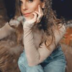 María Fernanda Yépes Instagram - Sentirse comodo en la piel…. Parece fácil decirlo, pero en realidad es un trabajo largo y arduo de consciencia de aceptación y celebración a uno mismo. De romper mil moldes y mandarlos al infierno. No les ha pasado que por lo general no nos sentimos complet@s? Siempre nos falta algo. Más pelo, más pestañas, más pechos, menos pechos, más cola, menos cola, más labios, ser mas flaca, más alta , más chica… siempre nos han orientado a ver lo que no tenemoa, lo que carecemos. Entonces nos bombardean todo el tiempo a tener que arreglarlo de alguna forma, o taparlo, poner, quitar, mejorar, arreglar… ufff que cansancio!!!! Y así nos pasamos la vida, en una constante queja de carencia, sin poder salir al mundo celebrando lo que somos sin que haya una duda. Basta ya de comernos el cuento de la Estética y los ideales de belleza. Cambiemos el foco chic@s. Salgámonos ya de ciertas narrativas que solo hacen que cada vez nos sintamos más incomplet@s. Por que nada nos satisface. Siempre algo se podría cambiar o arreglar. Vamos a celébranos tal cual y cómo somos. Seres perfectos de la creación. 🤍🫶🏻✨no nos falta NADA, estamos COMPLETOS. Escribo esto por que últimamente me ha tenido muy inquieta este tema de la violencia estética Déjame un corazón si estás de acuerdo con esta reflexión. Te leo ✨ 📸: @esquedachris Mi body hermoso de @luniashapewear Que me hace sentir súper cómoda en mi piel!