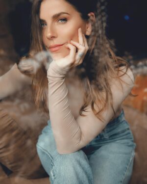María Fernanda Yépes Instagram - Sentirse comodo en la piel….

Parece fácil decirlo, pero en realidad es un trabajo largo y arduo de consciencia de aceptación y celebración a uno mismo. 
De romper mil moldes y mandarlos al infierno. 

No les ha pasado que por lo general no nos sentimos complet@s? Siempre nos falta algo. Más pelo, más pestañas, más pechos, menos pechos, más cola, menos cola, más labios, ser mas flaca, más alta , más chica… siempre nos han orientado a ver lo que no tenemoa, lo que carecemos. Entonces nos bombardean todo el tiempo a tener que arreglarlo de alguna forma, o taparlo, poner, quitar, mejorar, arreglar… ufff que cansancio!!!! 

Y así nos pasamos la vida, en una constante queja de carencia, sin poder salir al mundo celebrando lo que somos sin que haya una duda.

Basta ya de comernos el cuento de la Estética y los ideales de belleza. 
Cambiemos el foco chic@s. Salgámonos ya de ciertas narrativas que solo hacen que cada vez nos sintamos más incomplet@s. Por que nada nos satisface. 
Siempre algo se podría cambiar o arreglar. 

Vamos a celébranos tal cual y cómo somos. Seres perfectos de la creación. 🤍🫶🏻✨no nos falta NADA, estamos COMPLETOS. 

Escribo esto por que últimamente me ha tenido muy inquieta este tema de la violencia estética 
Déjame un corazón si estás de acuerdo con esta reflexión. Te leo ✨

📸: @esquedachris 
Mi body hermoso de @luniashapewear Que me hace sentir súper cómoda en mi piel!
