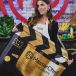 María Fernanda Yépes Instagram – Ahora si.. se prendieron los fogones señoras y señores🔥👩🏻🍳
Deséenme suerte y sazón por que CRÉANME la voy a necesitar🤭🤞🏻ay amaaaaá!!!!!
Feliz de empezar esta aventura loca llamada @masterchefcelebrityco me acompañas?
#masterchefcelebrity @canalrcn
