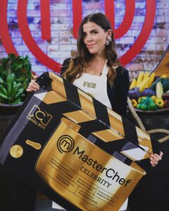 María Fernanda Yépes Instagram - Ahora si.. se prendieron los fogones señoras y señores🔥👩🏻‍🍳 Deséenme suerte y sazón por que CRÉANME la voy a necesitar🤭🤞🏻ay amaaaaá!!!!! Feliz de empezar esta aventura loca llamada @masterchefcelebrityco me acompañas? #masterchefcelebrity @canalrcn