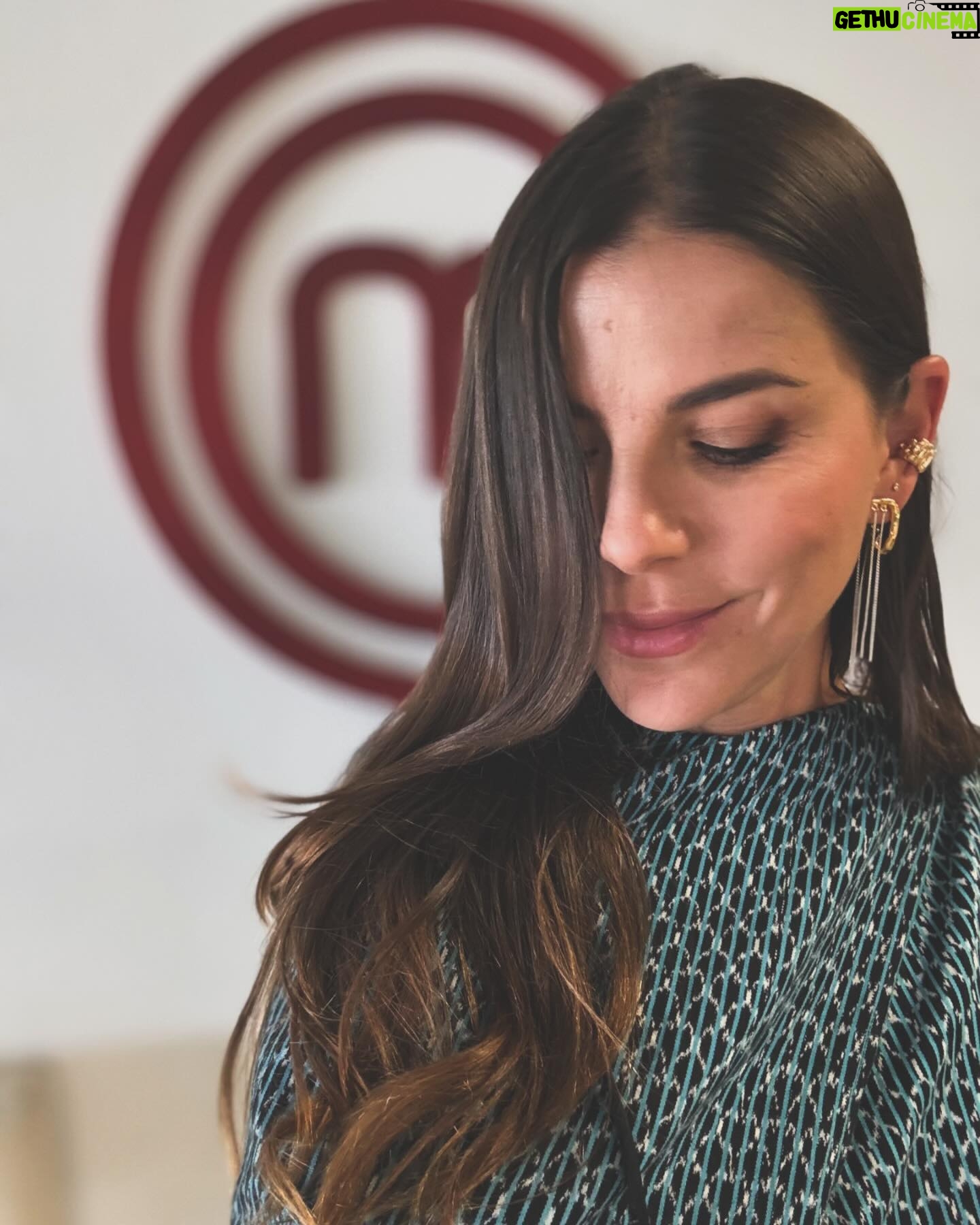 María Fernanda Yépes Instagram - Profunda, intensa, desafiante, divertida, vertiginosa… Así es esta aventura llamada @masterchefcelebrityco y créanme me la estoy gozando TO- DI- TA con sus luces y sus sombras🦾👩🏻🍳✨🇨🇴 Que linda experiencia!!!! Gracias @canalrcn Entonces que chic@s #teamFer?