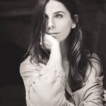 María Fernanda Yépes Instagram – Querido diario de Instagram: aquí te va mi foto de Noviembre, Por ahora no tengo mucho que decir. 
Seguimos mudando de piel… 

Gracias por la comunidad virtual que se ha gestado aquí. Nose que contenido de valor o no les doy pero espero venir recargada y con mucha creatividad este 2024 que se avecina. Pero sobretodo con mucha conciencia y corazón🖤 gracias amigues por acompañarme en esta virtualidad.
Lejana y cercana a la vez. 

Gracias chiques!