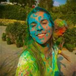María Fernanda Yépes Instagram - Así nos despide India 🌈 Festival Holi• el festival de Colores. El Holi es una de las fiestas más alegres y populares de India, durante la cual no solo se celebra el cambio del invierno a la primavera, sino también, según el hinduismo, la victoria del bien sobre el mal. El origen de la festividad es religioso y surge de la mitología hinduista. Cuando el dios Vishnu quemó en la hoguera a Holika, la encarnación del mal, y salvó a su fiel creyente Prahlad. #happyholi #holifestival #8marzo