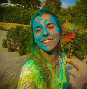 María Fernanda Yépes Instagram - Así nos despide India 🌈

Festival Holi• el festival de Colores. 

El Holi es una de las fiestas más alegres y populares de India, durante la cual no solo se celebra el cambio del invierno a la primavera, sino también, según el hinduismo, la victoria del bien sobre el mal.

El origen de la festividad es religioso y surge de la mitología hinduista. Cuando el dios Vishnu quemó en la hoguera a Holika, la encarnación del mal, y salvó a su fiel creyente Prahlad. 

#happyholi #holifestival #8marzo