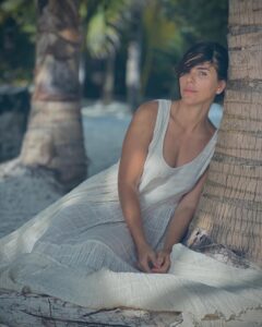 María Fernanda Yépes Instagram - Ustedes saben que de hace un tiempo para acá vengo transformando mi vida profundamente en todos los niveles. Desacelerando mi caminar, siendo cada vez más consiente de mi tiempo, de cuidar mis pensamientos, mi energía, mis elecciones. Mis creencias, mi cuidado personal no solo físico sino también mental y espiritual. Y entre esos cambios de estilo de vida que he hecho profundos también está mi forma de vestir. Por que como haces una cosa haces el resto. Es por esto que si quiero ser coherente completamente con lo que digo pienso y hago también está reflejado en cómo visto. Y que consumo. Y por eso de un tiempo para acá intento solo comprar lo que verdaderamente necesito. Y cuando adquiero algo de vestir me pregunto: el día que no vaya a usar esta prenda donde va a terminar? tal vez en el mar? Es por esto que cada vez soy más consiente de los materiales que uso y a quién apoyo con su compra. Me gusta apoyar a los artesanos, a los pequeños productores, a las personas que están haciendo las cosas en coherencia con la tierra generando bajo impacto. Consumo local. Consumo consiente Sigo aprendiendo… es un largo camino, a veces complejo pero infinitamente gratificante. Gracias a @yevadon por este hermoso vestido de algodón y su exquisita creación🤍✨ #hanmade #slowfashion#cotton#naturalfabrics
