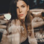 María Fernanda Yépes Instagram - Sentirse comodo en la piel…. Parece fácil decirlo, pero en realidad es un trabajo largo y arduo de consciencia de aceptación y celebración a uno mismo. De romper mil moldes y mandarlos al infierno. No les ha pasado que por lo general no nos sentimos complet@s? Siempre nos falta algo. Más pelo, más pestañas, más pechos, menos pechos, más cola, menos cola, más labios, ser mas flaca, más alta , más chica… siempre nos han orientado a ver lo que no tenemoa, lo que carecemos. Entonces nos bombardean todo el tiempo a tener que arreglarlo de alguna forma, o taparlo, poner, quitar, mejorar, arreglar… ufff que cansancio!!!! Y así nos pasamos la vida, en una constante queja de carencia, sin poder salir al mundo celebrando lo que somos sin que haya una duda. Basta ya de comernos el cuento de la Estética y los ideales de belleza. Cambiemos el foco chic@s. Salgámonos ya de ciertas narrativas que solo hacen que cada vez nos sintamos más incomplet@s. Por que nada nos satisface. Siempre algo se podría cambiar o arreglar. Vamos a celébranos tal cual y cómo somos. Seres perfectos de la creación. 🤍🫶🏻✨no nos falta NADA, estamos COMPLETOS. Escribo esto por que últimamente me ha tenido muy inquieta este tema de la violencia estética Déjame un corazón si estás de acuerdo con esta reflexión. Te leo ✨ 📸: @esquedachris Mi body hermoso de @luniashapewear Que me hace sentir súper cómoda en mi piel!
