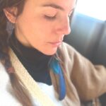 María Fernanda Yépes Instagram - POR QUÉ NO SANAS? No sanas porque cuando llega algo bueno a tu vida lo rechazas y prefieres quedarte con lo que no te hace feliz. No sanas porque sigues ignorando al poderoso y valioso ser que llevas dentro. No sanas porque continúas desatendiéndote y fingiendo que todo está bien en tu mundo. No sanas porque no te has atrevido a enfrentarte a las personas que dirigen tu vida. No sanas porque no usas tus tijeras para cortar lazos con personas que ya no te nutren. No sanas porque has asumido que el sacrificio es la forma de demostrar amor a los demás. No sanas porque no usas la magia del perdón para limpiarte de ira y rencor. No sanas porque huyes de la naturaleza, no disfrutas de la lluvia, no te pierdes en el bosque, no te bañas en el mar y te escondes del Sol y la Luna. No sanas porque gritas por ayuda a los vientos y cuando te escuchan y te tratan de llevarte por un camino que te hará feliz, te aferras al pasado. No sanas porque no te dejas llevar por tu interior, por la fuerza de tu corazón y tu mente, y has obviado que tú eres el sanador, porque "no sanarás si no quieres sanar". Somos estrellas envueltas en piel, somos luz y la sanación que estás buscando siempre ha estado dentro de ti 🤍✨