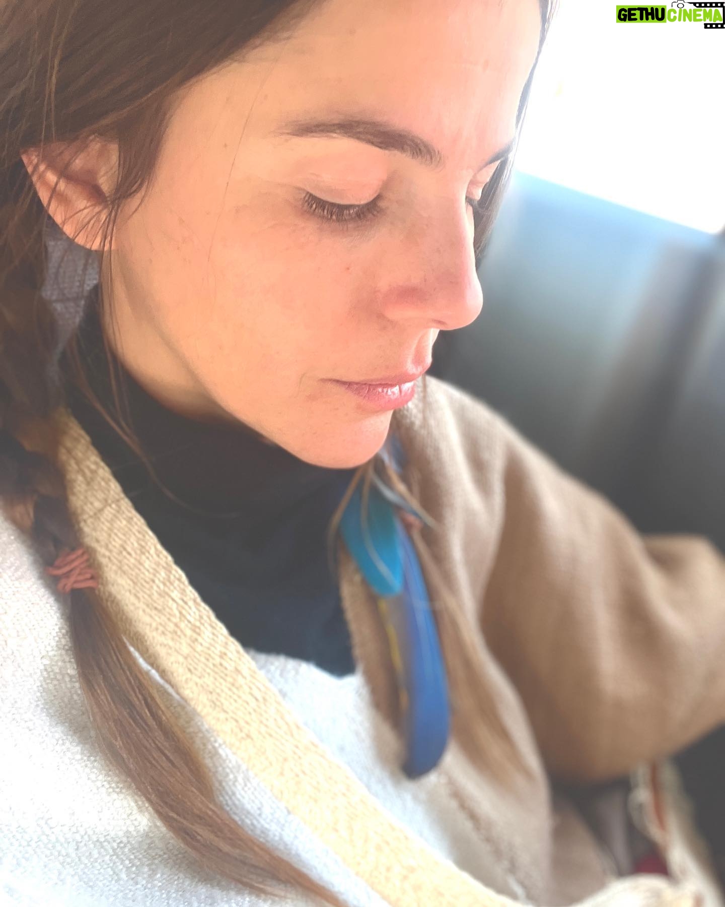 María Fernanda Yépes Instagram - POR QUÉ NO SANAS? No sanas porque cuando llega algo bueno a tu vida lo rechazas y prefieres quedarte con lo que no te hace feliz. No sanas porque sigues ignorando al poderoso y valioso ser que llevas dentro. No sanas porque continúas desatendiéndote y fingiendo que todo está bien en tu mundo. No sanas porque no te has atrevido a enfrentarte a las personas que dirigen tu vida. No sanas porque no usas tus tijeras para cortar lazos con personas que ya no te nutren. No sanas porque has asumido que el sacrificio es la forma de demostrar amor a los demás. No sanas porque no usas la magia del perdón para limpiarte de ira y rencor. No sanas porque huyes de la naturaleza, no disfrutas de la lluvia, no te pierdes en el bosque, no te bañas en el mar y te escondes del Sol y la Luna. No sanas porque gritas por ayuda a los vientos y cuando te escuchan y te tratan de llevarte por un camino que te hará feliz, te aferras al pasado. No sanas porque no te dejas llevar por tu interior, por la fuerza de tu corazón y tu mente, y has obviado que tú eres el sanador, porque "no sanarás si no quieres sanar". Somos estrellas envueltas en piel, somos luz y la sanación que estás buscando siempre ha estado dentro de ti 🤍✨