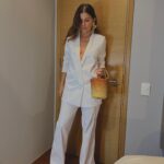 María Fernanda Yépes Instagram - Me gusta apostarle a los nuevos talentos, creo en la moda nacional. en nuestros diseñadores. Tenemos un talento inmenso. Y el apoyo comienza por casa🤍 Gracias @juanchalarca.b por este traje hecho especialmente para mi para un fin de semana de cine, amigos y reencuentros!!! Gracias por ponerle el corazón. Y bueno no podía estar mejor completamente que con un bolso @verdidesign y unos aretes de infarto de @emidiaz.co gracias @makeno.co Déjame un ❤️ si amaste el look tanto como yo😉 #premiosmacondo2023