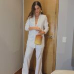 María Fernanda Yépes Instagram - Me gusta apostarle a los nuevos talentos, creo en la moda nacional. en nuestros diseñadores. Tenemos un talento inmenso. Y el apoyo comienza por casa🤍 Gracias @juanchalarca.b por este traje hecho especialmente para mi para un fin de semana de cine, amigos y reencuentros!!! Gracias por ponerle el corazón. Y bueno no podía estar mejor completamente que con un bolso @verdidesign y unos aretes de infarto de @emidiaz.co gracias @makeno.co Déjame un ❤️ si amaste el look tanto como yo😉 #premiosmacondo2023