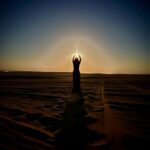 María Fernanda Yépes Instagram - Querida madre tierra: Te escribe una integrante más de este planeta, de esta casa hermosa en la que todos cabemos. Gracias por sostenernos con tanto amor. Por darnos todo para vivir. Por tu infinito Oceano, por el agua, Rios, montañas, desiertos, atardeceres de mil colores y noches llenas de estrellas. Eres el lugar más lindo que conozco. Tod@ tu eres inmensa, amorosa, fértil, generosa. Perdónanos por no saberte cuidar. Te prometo de mi parte honrarte todo lo que pueda, intentaré dentro de lo que está en mis posibilidades y desde mi pequeña trinchera honrarte siempre y respetarte con mis pequeñas acciones en pro de generarte menos carga de la que ya tienes. Prometo Intentar caminar por el camino de la coherencia el respeto y la conciencia en pro de cuidarte. Y cuidarme también por que si yo transformo mis hábitos y mi paso x esta existencia podré alivianarte un poquito tu peso. Gracias Madre bella. Hoy quería escribirte esta carta de Amor. Por que hoy es tu día que en realidad son todos los días. Gracias madre tierra por ser nuestra gran maestra. Feliz cumpleaños ✨💙🌏 Y tu, hoy que le dirías y harías por esta tierra? #22abrildiadelatierra