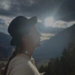María Fernanda Yépes Instagram - POR QUÉ NO SANAS? No sanas porque cuando llega algo bueno a tu vida lo rechazas y prefieres quedarte con lo que no te hace feliz. No sanas porque sigues ignorando al poderoso y valioso ser que llevas dentro. No sanas porque continúas desatendiéndote y fingiendo que todo está bien en tu mundo. No sanas porque no te has atrevido a enfrentarte a las personas que dirigen tu vida. No sanas porque no usas tus tijeras para cortar lazos con personas que ya no te nutren. No sanas porque has asumido que el sacrificio es la forma de demostrar amor a los demás. No sanas porque no usas la magia del perdón para limpiarte de ira y rencor. No sanas porque huyes de la naturaleza, no disfrutas de la lluvia, no te pierdes en el bosque, no te bañas en el mar y te escondes del Sol y la Luna. No sanas porque gritas por ayuda a los vientos y cuando te escuchan y te tratan de llevarte por un camino que te hará feliz, te aferras al pasado. No sanas porque no te dejas llevar por tu interior, por la fuerza de tu corazón y tu mente, y has obviado que tú eres el sanador, porque "no sanarás si no quieres sanar". Somos estrellas envueltas en piel, somos luz y la sanación que estás buscando siempre ha estado dentro de ti 🤍✨