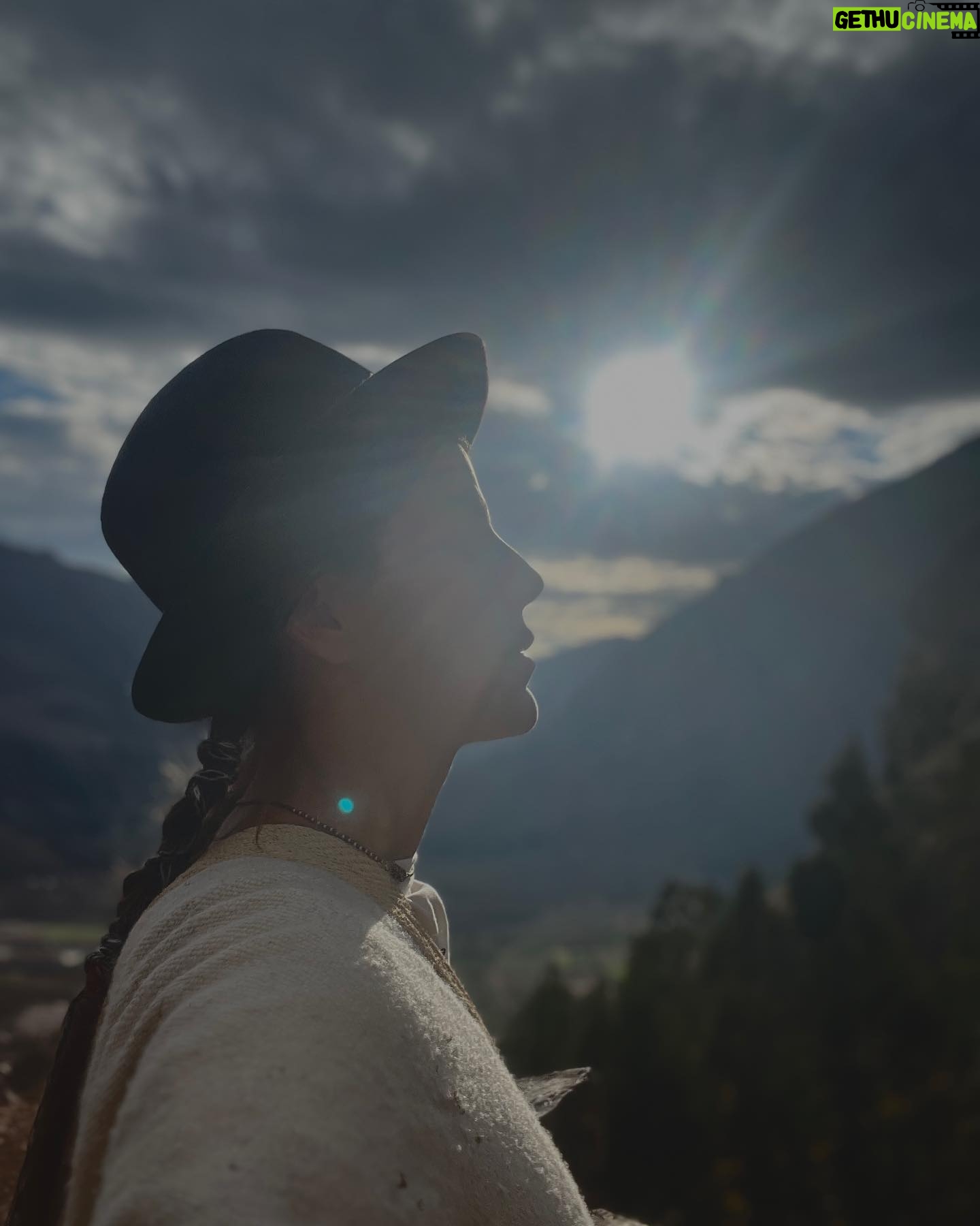María Fernanda Yépes Instagram - POR QUÉ NO SANAS? No sanas porque cuando llega algo bueno a tu vida lo rechazas y prefieres quedarte con lo que no te hace feliz. No sanas porque sigues ignorando al poderoso y valioso ser que llevas dentro. No sanas porque continúas desatendiéndote y fingiendo que todo está bien en tu mundo. No sanas porque no te has atrevido a enfrentarte a las personas que dirigen tu vida. No sanas porque no usas tus tijeras para cortar lazos con personas que ya no te nutren. No sanas porque has asumido que el sacrificio es la forma de demostrar amor a los demás. No sanas porque no usas la magia del perdón para limpiarte de ira y rencor. No sanas porque huyes de la naturaleza, no disfrutas de la lluvia, no te pierdes en el bosque, no te bañas en el mar y te escondes del Sol y la Luna. No sanas porque gritas por ayuda a los vientos y cuando te escuchan y te tratan de llevarte por un camino que te hará feliz, te aferras al pasado. No sanas porque no te dejas llevar por tu interior, por la fuerza de tu corazón y tu mente, y has obviado que tú eres el sanador, porque "no sanarás si no quieres sanar". Somos estrellas envueltas en piel, somos luz y la sanación que estás buscando siempre ha estado dentro de ti 🤍✨