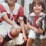 María Fernanda Yépes Instagram – “Una hermana es que la que te da su paraguas en la tormenta y después te acompaña a ver el arcoíris”…
Eso eres TU @victoriayepes
Que lindo caminar esta vida contigo, eres el regalo más hermoso del cielo.
Mi mejor amiga, mi hermana mayor, mi cómplice, maestra, compañera, guía, faro, luz!!!
Celebro tu existencia en esta y en todas las vidas❤️
Te amo infinito. Feliz cumpleaños hermana.
Levanten la mano los que tienen la dicha de tener una hermana amiga y cómplice en sus vidas ☝🏻😍