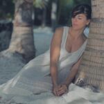 María Fernanda Yépes Instagram - Ustedes saben que de hace un tiempo para acá vengo transformando mi vida profundamente en todos los niveles. Desacelerando mi caminar, siendo cada vez más consiente de mi tiempo, de cuidar mis pensamientos, mi energía, mis elecciones. Mis creencias, mi cuidado personal no solo físico sino también mental y espiritual. Y entre esos cambios de estilo de vida que he hecho profundos también está mi forma de vestir. Por que como haces una cosa haces el resto. Es por esto que si quiero ser coherente completamente con lo que digo pienso y hago también está reflejado en cómo visto. Y que consumo. Y por eso de un tiempo para acá intento solo comprar lo que verdaderamente necesito. Y cuando adquiero algo de vestir me pregunto: el día que no vaya a usar esta prenda donde va a terminar? tal vez en el mar? Es por esto que cada vez soy más consiente de los materiales que uso y a quién apoyo con su compra. Me gusta apoyar a los artesanos, a los pequeños productores, a las personas que están haciendo las cosas en coherencia con la tierra generando bajo impacto. Consumo local. Consumo consiente Sigo aprendiendo… es un largo camino, a veces complejo pero infinitamente gratificante. Gracias a @yevadon por este hermoso vestido de algodón y su exquisita creación🤍✨ #hanmade #slowfashion#cotton#naturalfabrics