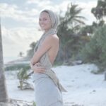 María Fernanda Yépes Instagram - Ustedes saben que de hace un tiempo para acá vengo transformando mi vida profundamente en todos los niveles. Desacelerando mi caminar, siendo cada vez más consiente de mi tiempo, de cuidar mis pensamientos, mi energía, mis elecciones. Mis creencias, mi cuidado personal no solo físico sino también mental y espiritual. Y entre esos cambios de estilo de vida que he hecho profundos también está mi forma de vestir. Por que como haces una cosa haces el resto. Es por esto que si quiero ser coherente completamente con lo que digo pienso y hago también está reflejado en cómo visto. Y que consumo. Y por eso de un tiempo para acá intento solo comprar lo que verdaderamente necesito. Y cuando adquiero algo de vestir me pregunto: el día que no vaya a usar esta prenda donde va a terminar? tal vez en el mar? Es por esto que cada vez soy más consiente de los materiales que uso y a quién apoyo con su compra. Me gusta apoyar a los artesanos, a los pequeños productores, a las personas que están haciendo las cosas en coherencia con la tierra generando bajo impacto. Consumo local. Consumo consiente Sigo aprendiendo… es un largo camino, a veces complejo pero infinitamente gratificante. Gracias a @yevadon por este hermoso vestido de algodón y su exquisita creación🤍✨ #hanmade #slowfashion#cotton#naturalfabrics