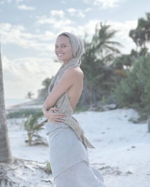 María Fernanda Yépes Instagram - Ustedes saben que de hace un tiempo para acá vengo transformando mi vida profundamente en todos los niveles.

Desacelerando mi caminar, siendo cada vez más consiente de mi tiempo, de cuidar mis pensamientos, mi energía, mis elecciones. Mis creencias, mi cuidado personal no solo físico sino también mental y espiritual. Y entre esos cambios de estilo de vida que he hecho profundos también está mi forma de vestir. Por que como haces una cosa haces el resto. 
Es por esto que si quiero ser coherente completamente con lo que digo pienso y hago también está reflejado en cómo visto. 
Y que consumo. Y por eso de un tiempo para acá intento solo comprar lo que verdaderamente necesito. Y cuando adquiero algo de vestir me pregunto: el día que no vaya a usar esta prenda donde va a terminar? tal vez en el mar? Es por esto que cada vez soy más consiente de los materiales que uso y a quién apoyo con su compra.

Me gusta apoyar a los artesanos, a los pequeños productores, a las personas que están haciendo las cosas en coherencia con la tierra generando bajo impacto. 

Consumo local.
Consumo consiente
Sigo aprendiendo… es un largo camino, a veces complejo pero infinitamente gratificante.
 Gracias a @yevadon por este hermoso vestido de algodón y su exquisita creación🤍✨

#hanmade #slowfashion#cotton#naturalfabrics