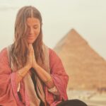 María Fernanda Yépes Instagram - A veces solo basta con cerrar los ojos, juntar tus manos cerca al corazón y agradecer🌀 #shukran#egypt#greatpiramidsofgiza