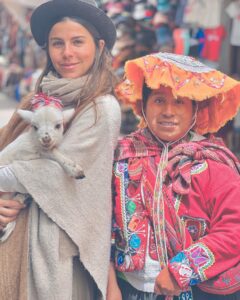 María Fernanda Yépes Instagram - Se sigue reafirmando en mi vida la belleza de continente en el que vivimos los sudamericanos. Un territorio con culturas ancestrales vivas, llenas de conocimiento y tradición. Cuidemos la diversidad en todas sus formas. Son riquezas intangibles que no podemos perder. Que lindo ser latinoamericano, que privilegiados somos los que nacimos en esta cordillera de Los Andes❤️GRACIAS PERU por regalarnos tanta magia, paz y medicina✨ 🇵🇪 Levanta la mano si eres latinoamericano🙋🏻‍♀️ y cómo yo estás orgulloso de haber nacido en este territorio!!! #perú #vallesagradodelosincas