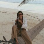 María Fernanda Yépes Instagram - En el mar Sï que la vida es más sabrosa, na’ Que hacer! 🌴 🕶️ @lovingvictoriousbeings 📸 @kriziasalemi
