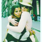 María Fernanda Yépes Instagram – “Una hermana es que la que te da su paraguas en la tormenta y después te acompaña a ver el arcoíris”…
Eso eres TU @victoriayepes
Que lindo caminar esta vida contigo, eres el regalo más hermoso del cielo.
Mi mejor amiga, mi hermana mayor, mi cómplice, maestra, compañera, guía, faro, luz!!!
Celebro tu existencia en esta y en todas las vidas❤️
Te amo infinito. Feliz cumpleaños hermana.
Levanten la mano los que tienen la dicha de tener una hermana amiga y cómplice en sus vidas ☝🏻😍