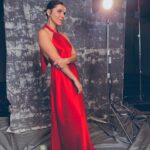 María Fernanda Yépes Instagram - Quiero agradecer profundamente con este carrusel de fotos a todos los aliados y personas que hicieron de este, un Gran día. Primero agradecer a la @academiacolcine por haberme nominado en la categoría mejor actriz por nuestra película #lineadetiempo y por supuesto a mi director @yesid_leone_m por haber creído en mi. A veces para nosotros los actores que hacemos televisión no es fácil que los directores de cine crean en nosotros o nos tengan en cuenta para sus proyectos… y para mi haber participado en esta peli y ver sus frutos me llena de orgullo y me trae un mensaje muy bello a nivel personal. El de creer más en mi, en mi trabajo y volverme a conectar con mi oficio que he tenido un poco en pausa en los últimos años. Este reconocimiento me viene a decir al oído. FER; vuelve a hacer eso que pone a brillar tu corazón y a vibrar tu alma. Fue muy hermoso volver a conectar con los colegas actores, ver tantas caras conocidas y tanta gente que admiro profundamente y quiero con el corazón. Gracias @nataliareyesg por tu impecable gestión como presidente de la academia. A todos los miembros y amigos que están ahí. Como @yurivargas1 @dianawiswell . Y a todos los creadores de historias felicitaciones!!! Necesitamos más que nunca en estos tiempos convulsos y donde el amor y la cordura se han perdido. Inspirar, cuestionar, incomodar e invitar a la audiencia a través de las historias a sentir y re-pensar. Larga vida al cine!!! a nuestra cultura!!! A nuestros gestores de paz. A todos los artistas que con su arte nos inspiran y nos ponen a reflexionar de esta existencia divina llamada vida!!!! GRACIAS a todos mis aliados este fin de semana. Los amo🤍 Quiero agradecer especialmente a @juanchalarca.b por todo el amor y la paciencia que me tuviste A mis estilistas @theinexpert @mariajose_salazarbl Y al hotel @93luxurysuites @alexandercubillos A mi esposo que me aguanto con mis cambios hormonales. Y a @delvecchio21 por estas lindas fotos el día de los premios. #shotoniphone GRACIAS 🔝 #premiosmacondo2023