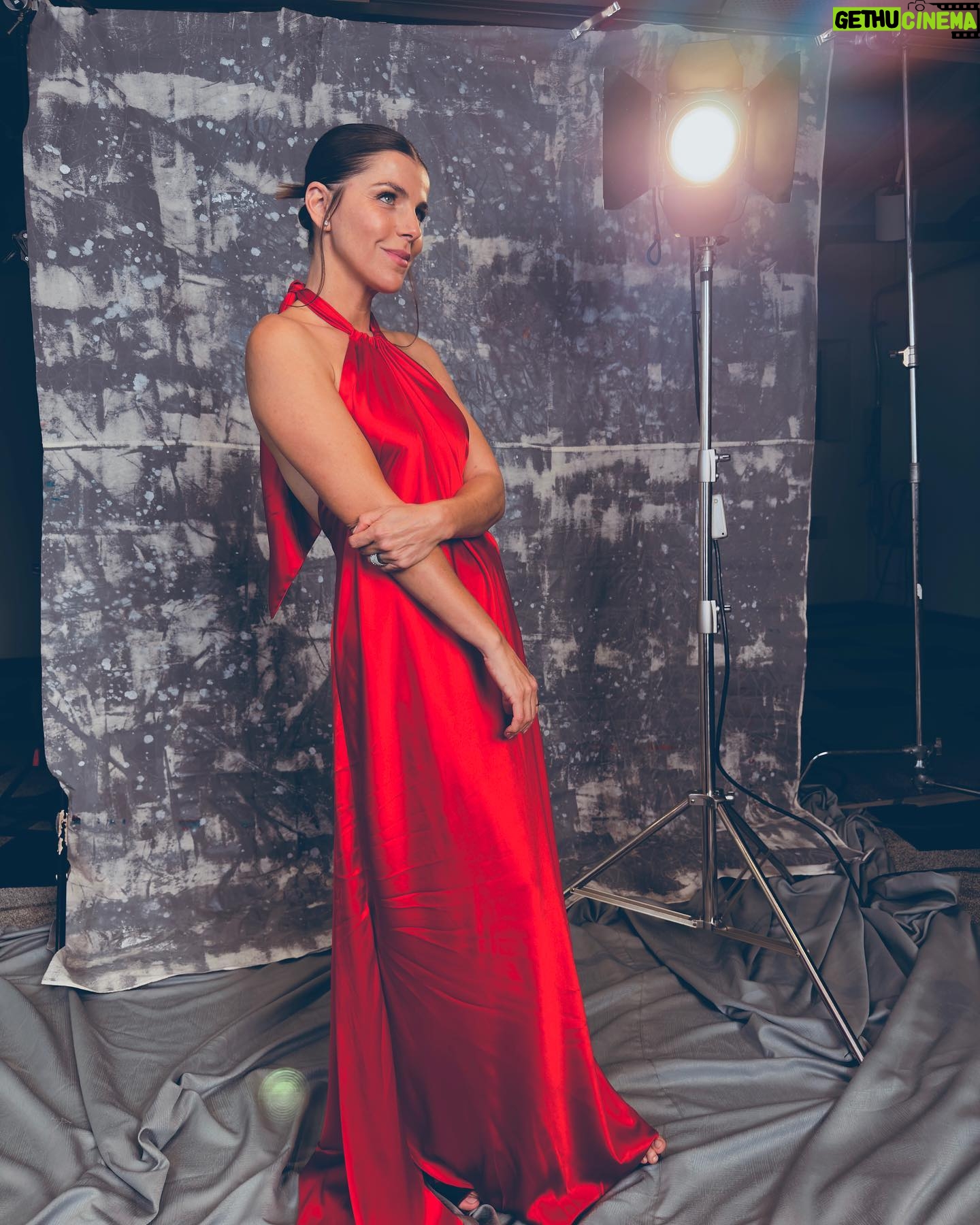 María Fernanda Yépes Instagram - Quiero agradecer profundamente con este carrusel de fotos a todos los aliados y personas que hicieron de este, un Gran día. Primero agradecer a la @academiacolcine por haberme nominado en la categoría mejor actriz por nuestra película #lineadetiempo y por supuesto a mi director @yesid_leone_m por haber creído en mi. A veces para nosotros los actores que hacemos televisión no es fácil que los directores de cine crean en nosotros o nos tengan en cuenta para sus proyectos… y para mi haber participado en esta peli y ver sus frutos me llena de orgullo y me trae un mensaje muy bello a nivel personal. El de creer más en mi, en mi trabajo y volverme a conectar con mi oficio que he tenido un poco en pausa en los últimos años. Este reconocimiento me viene a decir al oído. FER; vuelve a hacer eso que pone a brillar tu corazón y a vibrar tu alma. Fue muy hermoso volver a conectar con los colegas actores, ver tantas caras conocidas y tanta gente que admiro profundamente y quiero con el corazón. Gracias @nataliareyesg por tu impecable gestión como presidente de la academia. A todos los miembros y amigos que están ahí. Como @yurivargas1 @dianawiswell . Y a todos los creadores de historias felicitaciones!!! Necesitamos más que nunca en estos tiempos convulsos y donde el amor y la cordura se han perdido. Inspirar, cuestionar, incomodar e invitar a la audiencia a través de las historias a sentir y re-pensar. Larga vida al cine!!! a nuestra cultura!!! A nuestros gestores de paz. A todos los artistas que con su arte nos inspiran y nos ponen a reflexionar de esta existencia divina llamada vida!!!! GRACIAS a todos mis aliados este fin de semana. Los amo🤍 Quiero agradecer especialmente a @juanchalarca.b por todo el amor y la paciencia que me tuviste A mis estilistas @theinexpert @mariajose_salazarbl Y al hotel @93luxurysuites @alexandercubillos A mi esposo que me aguanto con mis cambios hormonales. Y a @delvecchio21 por estas lindas fotos el día de los premios. #shotoniphone GRACIAS 🔝 #premiosmacondo2023