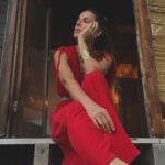 María Fernanda Yépes Instagram - Pensando en eso que quisiera erradicar de mi vida o al menos trabajarle duro este año… sería, erradicar LA QUEJA. Ese reclamo que le hacemos a la vida por esa incapacidad de aceptar o hacernos responsables de la realidad que tenemos al frente. Pero si entendiéramos y fuéramos consientes que todo lo que vemos afuera lo traemos dentro… lograríamos reflejarnos con la realidad para descubrirnos internamente. Tenemos la capacidad de transformar la realidad. Nuestra percepción es nuestra única fuerza creativa: darle el sentido a las cosas que pasan. Si la felicidad es un estado de plenitud, cualquier necesidad nos aleja de ella, cualquier expectativa es un escalón más en la escalera hacía sentirnos felices. Si logramos tener Cero necesidades: llegamos. Ya no hay nada de que quejarnos. Solo gratitud a la vida. Es un regalo.