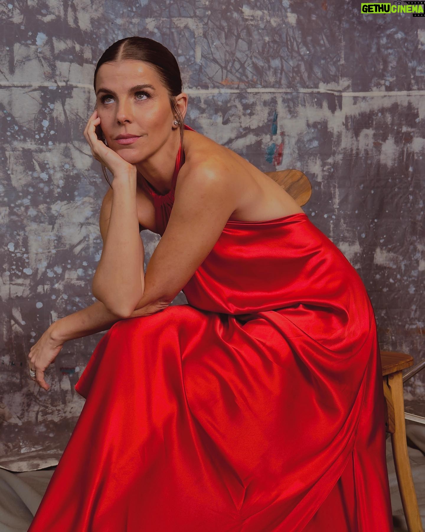 María Fernanda Yépes Instagram - Quiero agradecer profundamente con este carrusel de fotos a todos los aliados y personas que hicieron de este, un Gran día. Primero agradecer a la @academiacolcine por haberme nominado en la categoría mejor actriz por nuestra película #lineadetiempo y por supuesto a mi director @yesid_leone_m por haber creído en mi. A veces para nosotros los actores que hacemos televisión no es fácil que los directores de cine crean en nosotros o nos tengan en cuenta para sus proyectos… y para mi haber participado en esta peli y ver sus frutos me llena de orgullo y me trae un mensaje muy bello a nivel personal. El de creer más en mi, en mi trabajo y volverme a conectar con mi oficio que he tenido un poco en pausa en los últimos años. Este reconocimiento me viene a decir al oído. FER; vuelve a hacer eso que pone a brillar tu corazón y a vibrar tu alma. Fue muy hermoso volver a conectar con los colegas actores, ver tantas caras conocidas y tanta gente que admiro profundamente y quiero con el corazón. Gracias @nataliareyesg por tu impecable gestión como presidente de la academia. A todos los miembros y amigos que están ahí. Como @yurivargas1 @dianawiswell . Y a todos los creadores de historias felicitaciones!!! Necesitamos más que nunca en estos tiempos convulsos y donde el amor y la cordura se han perdido. Inspirar, cuestionar, incomodar e invitar a la audiencia a través de las historias a sentir y re-pensar. Larga vida al cine!!! a nuestra cultura!!! A nuestros gestores de paz. A todos los artistas que con su arte nos inspiran y nos ponen a reflexionar de esta existencia divina llamada vida!!!! GRACIAS a todos mis aliados este fin de semana. Los amo🤍 Quiero agradecer especialmente a @juanchalarca.b por todo el amor y la paciencia que me tuviste A mis estilistas @theinexpert @mariajose_salazarbl Y al hotel @93luxurysuites @alexandercubillos A mi esposo que me aguanto con mis cambios hormonales. Y a @delvecchio21 por estas lindas fotos el día de los premios. #shotoniphone GRACIAS 🔝 #premiosmacondo2023