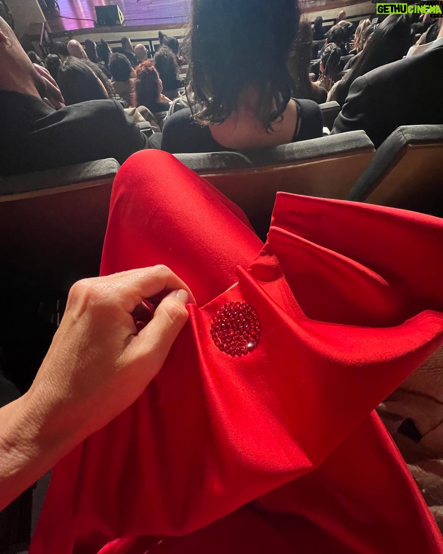 María Fernanda Yépes Instagram - Quiero agradecer profundamente con este carrusel de fotos a todos los aliados y personas que hicieron de este, un Gran día. Primero agradecer a la @academiacolcine por haberme nominado en la categoría mejor actriz por nuestra película #lineadetiempo y por supuesto a mi director @yesid_leone_m por haber creído en mi. A veces para nosotros los actores que hacemos televisión no es fácil que los directores de cine crean en nosotros o nos tengan en cuenta para sus proyectos… y para mi haber participado en esta peli y ver sus frutos me llena de orgullo y me trae un mensaje muy bello a nivel personal. El de creer más en mi, en mi trabajo y volverme a conectar con mi oficio que he tenido un poco en pausa en los últimos años. Este reconocimiento me viene a decir al oído. FER; vuelve a hacer eso que pone a brillar tu corazón y a vibrar tu alma. Fue muy hermoso volver a conectar con los colegas actores, ver tantas caras conocidas y tanta gente que admiro profundamente y quiero con el corazón. Gracias @nataliareyesg por tu impecable gestión como presidente de la academia. A todos los miembros y amigos que están ahí. Como @yurivargas1 @dianawiswell . Y a todos los creadores de historias felicitaciones!!! Necesitamos más que nunca en estos tiempos convulsos y donde el amor y la cordura se han perdido. Inspirar, cuestionar, incomodar e invitar a la audiencia a través de las historias a sentir y re-pensar. Larga vida al cine!!! a nuestra cultura!!! A nuestros gestores de paz. A todos los artistas que con su arte nos inspiran y nos ponen a reflexionar de esta existencia divina llamada vida!!!! GRACIAS a todos mis aliados este fin de semana. Los amo🤍 Quiero agradecer especialmente a @juanchalarca.b por todo el amor y la paciencia que me tuviste A mis estilistas @theinexpert @mariajose_salazarbl Y al hotel @93luxurysuites @alexandercubillos A mi esposo que me aguanto con mis cambios hormonales. Y a @delvecchio21 por estas lindas fotos el día de los premios. #shotoniphone GRACIAS 🔝 #premiosmacondo2023