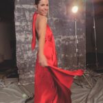 María Fernanda Yépes Instagram - Quiero agradecer profundamente con este carrusel de fotos a todos los aliados y personas que hicieron de este, un Gran día. Primero agradecer a la @academiacolcine por haberme nominado en la categoría mejor actriz por nuestra película #lineadetiempo y por supuesto a mi director @yesid_leone_m por haber creído en mi. A veces para nosotros los actores que hacemos televisión no es fácil que los directores de cine crean en nosotros o nos tengan en cuenta para sus proyectos… y para mi haber participado en esta peli y ver sus frutos me llena de orgullo y me trae un mensaje muy bello a nivel personal. El de creer más en mi, en mi trabajo y volverme a conectar con mi oficio que he tenido un poco en pausa en los últimos años. Este reconocimiento me viene a decir al oído. FER; vuelve a hacer eso que pone a brillar tu corazón y a vibrar tu alma. Fue muy hermoso volver a conectar con los colegas actores, ver tantas caras conocidas y tanta gente que admiro profundamente y quiero con el corazón. Gracias @nataliareyesg por tu impecable gestión como presidente de la academia. A todos los miembros y amigos que están ahí. Como @yurivargas1 @dianawiswell . Y a todos los creadores de historias felicitaciones!!! Necesitamos más que nunca en estos tiempos convulsos y donde el amor y la cordura se han perdido. Inspirar, cuestionar, incomodar e invitar a la audiencia a través de las historias a sentir y re-pensar. Larga vida al cine!!! a nuestra cultura!!! A nuestros gestores de paz. A todos los artistas que con su arte nos inspiran y nos ponen a reflexionar de esta existencia divina llamada vida!!!! GRACIAS a todos mis aliados este fin de semana. Los amo🤍 Quiero agradecer especialmente a @juanchalarca.b por todo el amor y la paciencia que me tuviste A mis estilistas @theinexpert @mariajose_salazarbl Y al hotel @93luxurysuites @alexandercubillos A mi esposo que me aguanto con mis cambios hormonales. Y a @delvecchio21 por estas lindas fotos el día de los premios. #shotoniphone GRACIAS 🔝 #premiosmacondo2023