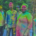 María Fernanda Yépes Instagram - Así nos despide India 🌈 Festival Holi• el festival de Colores. El Holi es una de las fiestas más alegres y populares de India, durante la cual no solo se celebra el cambio del invierno a la primavera, sino también, según el hinduismo, la victoria del bien sobre el mal. El origen de la festividad es religioso y surge de la mitología hinduista. Cuando el dios Vishnu quemó en la hoguera a Holika, la encarnación del mal, y salvó a su fiel creyente Prahlad. #happyholi #holifestival #8marzo