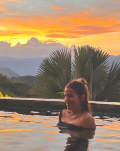 María Fernanda Yépes Instagram - Acércate, a los que cantan canciones, a los que cuentan historias, a los que siempre sonríen, a los que son diferentes, a los que aman la vida. Acércate, a los que nada prometen, a los que todo lo cumplen, a los que siempre te llaman, a los que te valoran, a los que te tienen en cuenta, a los que no tienen envidia. Acércate, a los que de verdad te quieren, a los que te miran bonito, a los que tienen respuestas, a los que no hacen preguntas, a los que cuando aparecen, te alegran el dia. A aquellos que... ¡Te tienden la mano cuando más lo necesitas, aquellos que te dan el abrazo que muchas veces necesitas, aquellos que son felices cuando a ti te va bien! ¡A esos seres hermosos, acércate y valoralos! Feliz comienzo de semana para tod@s!!!