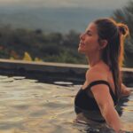 María Fernanda Yépes Instagram - Acércate, a los que cantan canciones, a los que cuentan historias, a los que siempre sonríen, a los que son diferentes, a los que aman la vida. Acércate, a los que nada prometen, a los que todo lo cumplen, a los que siempre te llaman, a los que te valoran, a los que te tienen en cuenta, a los que no tienen envidia. Acércate, a los que de verdad te quieren, a los que te miran bonito, a los que tienen respuestas, a los que no hacen preguntas, a los que cuando aparecen, te alegran el dia. A aquellos que... ¡Te tienden la mano cuando más lo necesitas, aquellos que te dan el abrazo que muchas veces necesitas, aquellos que son felices cuando a ti te va bien! ¡A esos seres hermosos, acércate y valoralos! Feliz comienzo de semana para tod@s!!!
