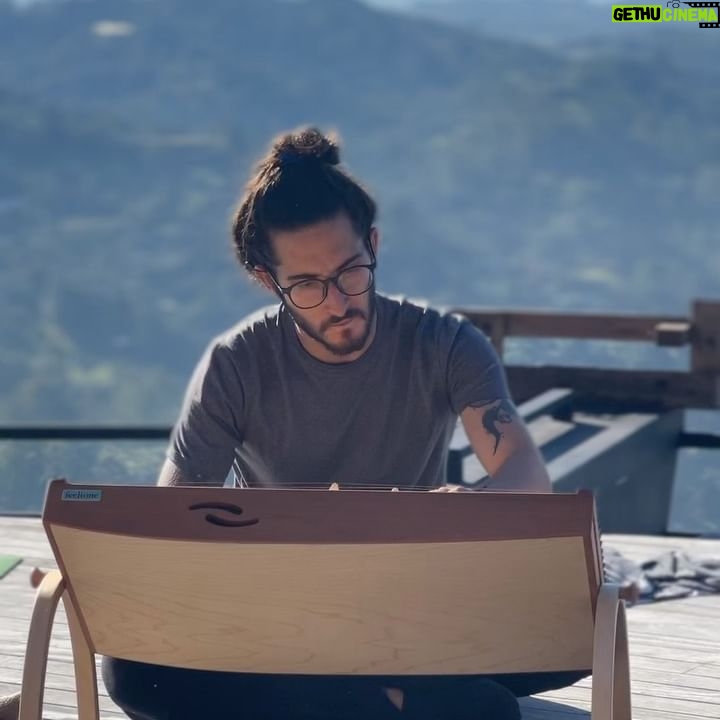 María Fernanda Yépes Instagram - Un recuento en 10 fotos de lo que fue esta semana en el bootcamp digital del @elsiliconvalley 1. De las cosas más especial de este lugar(la vista a la represa de la Fe) 2. Los amaneceres en la montaña sagrada(video cortesía de mi querido @sebatobonsa ) 3. Después de nuestra sesión de yoga de cada mañana. Recibir un mimo de @tincho.prz y su monochr, seguido de las reflexiones de @danieltirado 4. Levantarse hacer yoguita con esta vista es otro nivel. 5. Aquí con el genio y creador de este lugar tan especial. @danieltirado GRACIAS por esta tremenda experiencia!!!! 6. Dani además de ser un visionario, viajero, buscador… ha escrito 2 libros inspirando con sus historias y aventuras. 7. Los compañeros que llevaré en el corazón!!! Gracias por su linda energía de todos me llevo algo muy valioso. 8. Las señoras de la cocina que con tanto amorcito y cariño nos cocinaron cada día. 9. Presumiendo mi diploma de graduación del boot camp intensivo de 7 días de emprendimiento digital. 10. Y esta la perla del viaje… cuando un grupo de emprendedores sale a celebrar su graduación y casi es atropellado por un camión a altas horas de la noche en la calle🫣😅(todo sea por la toma del video) ver hasta el final. GRACIAS a todos los profesores y personas que hacen de este entrenamiento y de la montaña sagrada un lugar único y una experiencia que vale toda la pena vivir!!!!! #elsiliconvalley #medellin #emprendimientodigital📶💯