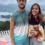 María Fernanda Yépes Instagram - Un recuento en 10 fotos de lo que fue esta semana en el bootcamp digital del @elsiliconvalley 1. De las cosas más especial de este lugar(la vista a la represa de la Fe) 2. Los amaneceres en la montaña sagrada(video cortesía de mi querido @sebatobonsa ) 3. Después de nuestra sesión de yoga de cada mañana. Recibir un mimo de @tincho.prz y su monochr, seguido de las reflexiones de @danieltirado 4. Levantarse hacer yoguita con esta vista es otro nivel. 5. Aquí con el genio y creador de este lugar tan especial. @danieltirado GRACIAS por esta tremenda experiencia!!!! 6. Dani además de ser un visionario, viajero, buscador… ha escrito 2 libros inspirando con sus historias y aventuras. 7. Los compañeros que llevaré en el corazón!!! Gracias por su linda energía de todos me llevo algo muy valioso. 8. Las señoras de la cocina que con tanto amorcito y cariño nos cocinaron cada día. 9. Presumiendo mi diploma de graduación del boot camp intensivo de 7 días de emprendimiento digital. 10. Y esta la perla del viaje… cuando un grupo de emprendedores sale a celebrar su graduación y casi es atropellado por un camión a altas horas de la noche en la calle🫣😅(todo sea por la toma del video) ver hasta el final. GRACIAS a todos los profesores y personas que hacen de este entrenamiento y de la montaña sagrada un lugar único y una experiencia que vale toda la pena vivir!!!!! #elsiliconvalley #medellin #emprendimientodigital📶💯