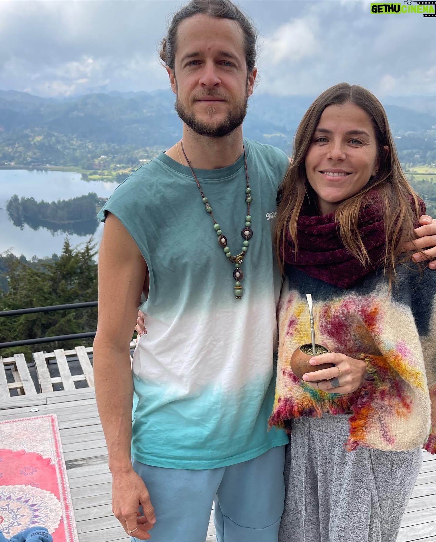 María Fernanda Yépes Instagram - Un recuento en 10 fotos de lo que fue esta semana en el bootcamp digital del @elsiliconvalley 1. De las cosas más especial de este lugar(la vista a la represa de la Fe) 2. Los amaneceres en la montaña sagrada(video cortesía de mi querido @sebatobonsa ) 3. Después de nuestra sesión de yoga de cada mañana. Recibir un mimo de @tincho.prz y su monochr, seguido de las reflexiones de @danieltirado 4. Levantarse hacer yoguita con esta vista es otro nivel. 5. Aquí con el genio y creador de este lugar tan especial. @danieltirado GRACIAS por esta tremenda experiencia!!!! 6. Dani además de ser un visionario, viajero, buscador… ha escrito 2 libros inspirando con sus historias y aventuras. 7. Los compañeros que llevaré en el corazón!!! Gracias por su linda energía de todos me llevo algo muy valioso. 8. Las señoras de la cocina que con tanto amorcito y cariño nos cocinaron cada día. 9. Presumiendo mi diploma de graduación del boot camp intensivo de 7 días de emprendimiento digital. 10. Y esta la perla del viaje… cuando un grupo de emprendedores sale a celebrar su graduación y casi es atropellado por un camión a altas horas de la noche en la calle🫣😅(todo sea por la toma del video) ver hasta el final. GRACIAS a todos los profesores y personas que hacen de este entrenamiento y de la montaña sagrada un lugar único y una experiencia que vale toda la pena vivir!!!!! #elsiliconvalley #medellin #emprendimientodigital📶💯