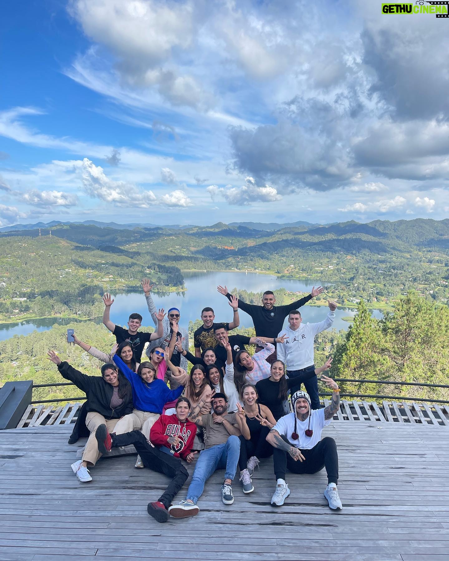 María Fernanda Yépes Instagram - Un recuento en 10 fotos de lo que fue esta semana en el bootcamp digital del @elsiliconvalley 1. De las cosas más especial de este lugar(la vista a la represa de la Fe) 2. Los amaneceres en la montaña sagrada(video cortesía de mi querido @sebatobonsa ) 3. Después de nuestra sesión de yoga de cada mañana. Recibir un mimo de @tincho.prz y su monochr, seguido de las reflexiones de @danieltirado 4. Levantarse hacer yoguita con esta vista es otro nivel. 5. Aquí con el genio y creador de este lugar tan especial. @danieltirado GRACIAS por esta tremenda experiencia!!!! 6. Dani además de ser un visionario, viajero, buscador… ha escrito 2 libros inspirando con sus historias y aventuras. 7. Los compañeros que llevaré en el corazón!!! Gracias por su linda energía de todos me llevo algo muy valioso. 8. Las señoras de la cocina que con tanto amorcito y cariño nos cocinaron cada día. 9. Presumiendo mi diploma de graduación del boot camp intensivo de 7 días de emprendimiento digital. 10. Y esta la perla del viaje… cuando un grupo de emprendedores sale a celebrar su graduación y casi es atropellado por un camión a altas horas de la noche en la calle🫣😅(todo sea por la toma del video) ver hasta el final. GRACIAS a todos los profesores y personas que hacen de este entrenamiento y de la montaña sagrada un lugar único y una experiencia que vale toda la pena vivir!!!!! #elsiliconvalley #medellin #emprendimientodigital📶💯