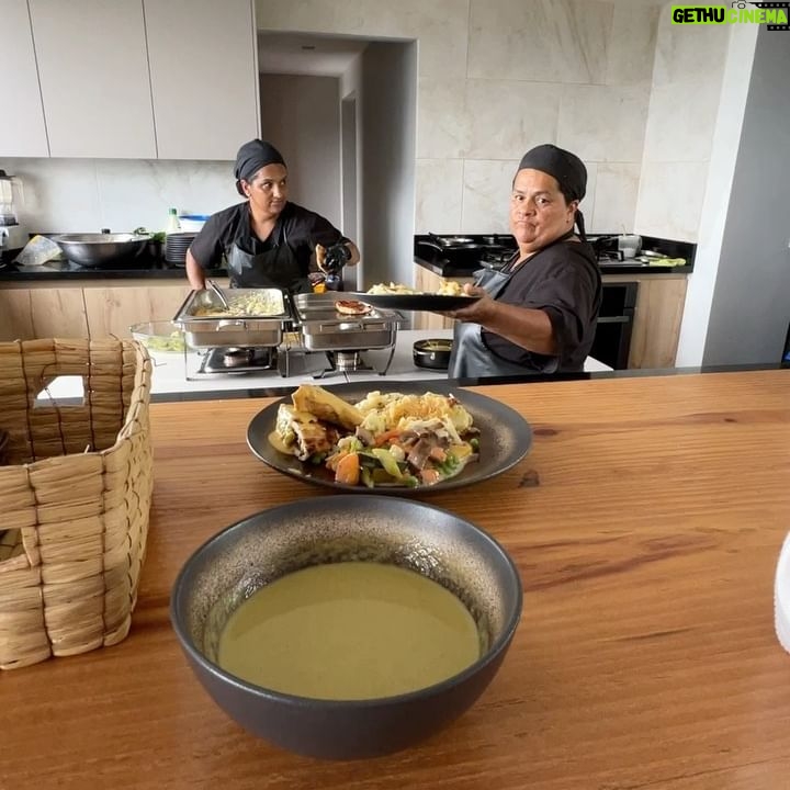 María Fernanda Yépes Instagram - Un recuento en 10 fotos de lo que fue esta semana en el bootcamp digital del @elsiliconvalley 1. De las cosas más especial de este lugar(la vista a la represa de la Fe) 2. Los amaneceres en la montaña sagrada(video cortesía de mi querido @sebatobonsa ) 3. Después de nuestra sesión de yoga de cada mañana. Recibir un mimo de @tincho.prz y su monochr, seguido de las reflexiones de @danieltirado 4. Levantarse hacer yoguita con esta vista es otro nivel. 5. Aquí con el genio y creador de este lugar tan especial. @danieltirado GRACIAS por esta tremenda experiencia!!!! 6. Dani además de ser un visionario, viajero, buscador… ha escrito 2 libros inspirando con sus historias y aventuras. 7. Los compañeros que llevaré en el corazón!!! Gracias por su linda energía de todos me llevo algo muy valioso. 8. Las señoras de la cocina que con tanto amorcito y cariño nos cocinaron cada día. 9. Presumiendo mi diploma de graduación del boot camp intensivo de 7 días de emprendimiento digital. 10. Y esta la perla del viaje… cuando un grupo de emprendedores sale a celebrar su graduación y casi es atropellado por un camión a altas horas de la noche en la calle🫣😅(todo sea por la toma del video) ver hasta el final. GRACIAS a todos los profesores y personas que hacen de este entrenamiento y de la montaña sagrada un lugar único y una experiencia que vale toda la pena vivir!!!!! #elsiliconvalley #medellin #emprendimientodigital📶💯