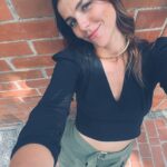 María Fernanda Yépes Instagram - Hoy me vestí de Colombia. ——SARZUL——- @neim_oficial x @makeno.co 🖤 #vistetedecolombia