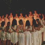 María Fernanda Yépes Instagram – Cuando las mujeres nos juntamos en círculos de hermandad, la magia ocurre. Nos permitimos vernos reflejadas en las historias de las otras, nos reconocemos en nuestras luces y sombras y volvemos a RECORDAR (volver a pasar por el corazón).
Volvemos a conectar con la fuerza creadora e infinita de nuestro vientre, con nuestras memorias y así juntas sanamos!!!!! 

GRACIAS @mujersalvajeylibre por recordarnos la medicina del movimiento, por ayudarnos a entender cómo transitar todas nuestras facetas con amor y cuidado.
GRACIAS @raizderio_ por ser la guardiana y cuidandera de este territorio.
Gracias @onesantuario por acogernos con tanto amor y mimo.
Gracias @camimarz por nutrirnos con tus delicia!!! 

Gracias a todas las mujeres que acompañaron este rezo de amor y sanación.
Juntas somos INFINITAS 🤍 ♾️ 

Gracias a los chicos de cámara que nos acompañaron con respeto y cuidado.
@cerraphilms @sacostamen