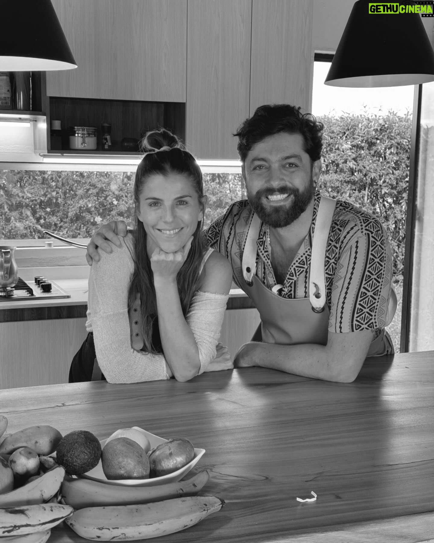 María Fernanda Yépes Instagram - Que el alimento sea tu medicina, la cocina tu laboratorio y la creación de tus platos alquimia divina✨✨✨ Enamorándome cada día más de este proceso y del arte de cocinar. Admiro Profundamente a los cocineros, chefs y amas de casa del mundo que hacen de la cocina un hermoso arte de entrega y pasión♥️🦾👩🏻🍳 que oficio tan duro, complejo y fascinante a la vez!!! Gracias @chefpablonaranjo por compartirme tu pasión y amor por este ARTE llamado COCINAR. Y a ti? Te gusta preparar tus alimentos?