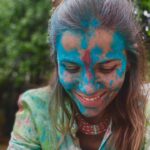 María Fernanda Yépes Instagram - Así nos despide India 🌈 Festival Holi• el festival de Colores. El Holi es una de las fiestas más alegres y populares de India, durante la cual no solo se celebra el cambio del invierno a la primavera, sino también, según el hinduismo, la victoria del bien sobre el mal. El origen de la festividad es religioso y surge de la mitología hinduista. Cuando el dios Vishnu quemó en la hoguera a Holika, la encarnación del mal, y salvó a su fiel creyente Prahlad. #happyholi #holifestival #8marzo