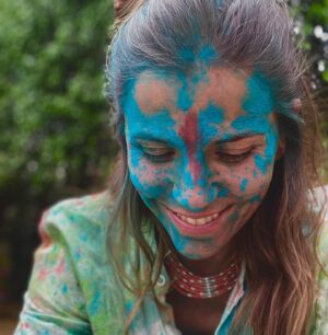 María Fernanda Yépes Instagram - Así nos despide India 🌈

Festival Holi• el festival de Colores. 

El Holi es una de las fiestas más alegres y populares de India, durante la cual no solo se celebra el cambio del invierno a la primavera, sino también, según el hinduismo, la victoria del bien sobre el mal.

El origen de la festividad es religioso y surge de la mitología hinduista. Cuando el dios Vishnu quemó en la hoguera a Holika, la encarnación del mal, y salvó a su fiel creyente Prahlad. 

#happyholi #holifestival #8marzo