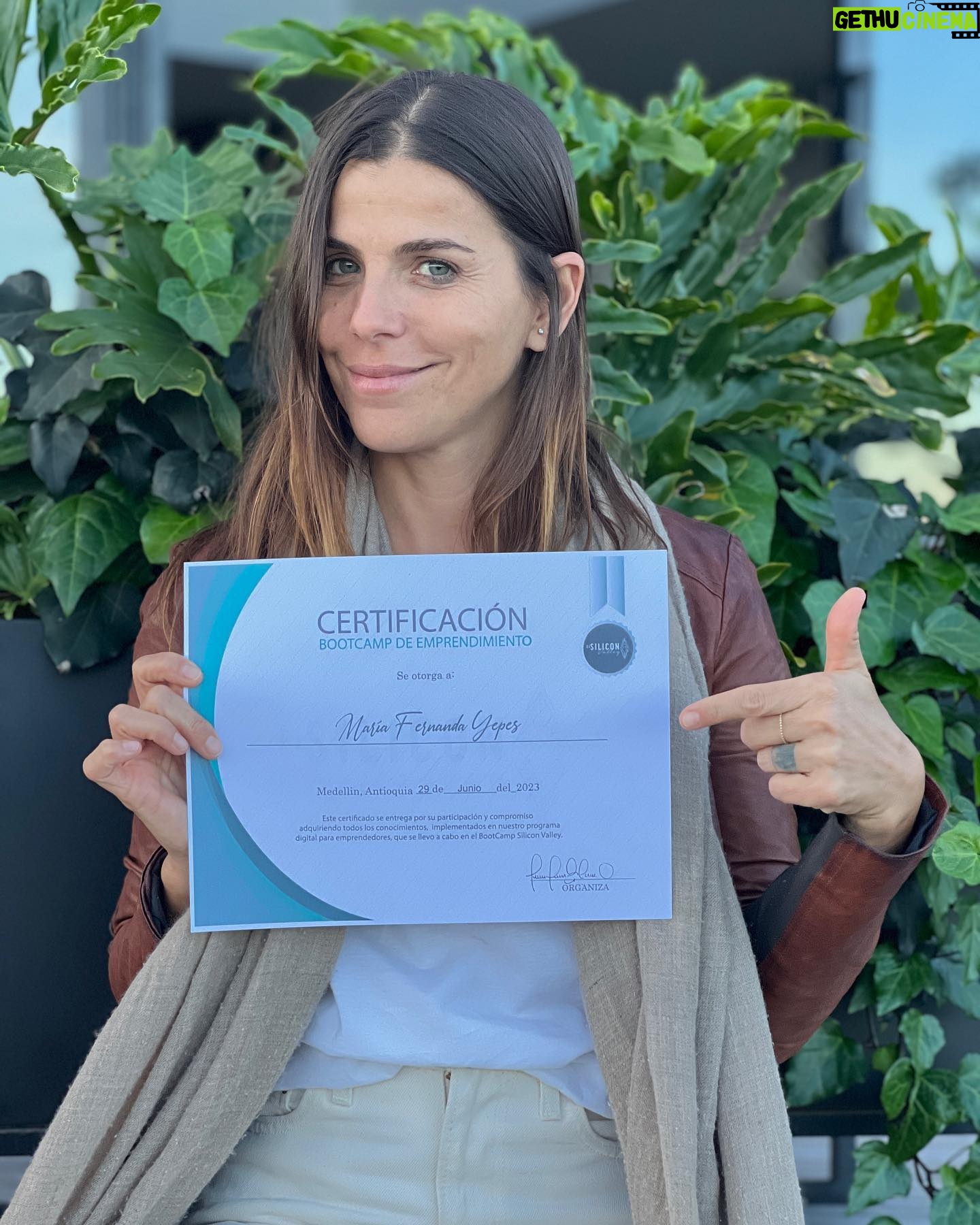 María Fernanda Yépes Instagram - Un recuento en 10 fotos de lo que fue esta semana en el bootcamp digital del @elsiliconvalley 1. De las cosas más especial de este lugar(la vista a la represa de la Fe) 2. Los amaneceres en la montaña sagrada(video cortesía de mi querido @sebatobonsa ) 3. Después de nuestra sesión de yoga de cada mañana. Recibir un mimo de @tincho.prz y su monochr, seguido de las reflexiones de @danieltirado 4. Levantarse hacer yoguita con esta vista es otro nivel. 5. Aquí con el genio y creador de este lugar tan especial. @danieltirado GRACIAS por esta tremenda experiencia!!!! 6. Dani además de ser un visionario, viajero, buscador… ha escrito 2 libros inspirando con sus historias y aventuras. 7. Los compañeros que llevaré en el corazón!!! Gracias por su linda energía de todos me llevo algo muy valioso. 8. Las señoras de la cocina que con tanto amorcito y cariño nos cocinaron cada día. 9. Presumiendo mi diploma de graduación del boot camp intensivo de 7 días de emprendimiento digital. 10. Y esta la perla del viaje… cuando un grupo de emprendedores sale a celebrar su graduación y casi es atropellado por un camión a altas horas de la noche en la calle🫣😅(todo sea por la toma del video) ver hasta el final. GRACIAS a todos los profesores y personas que hacen de este entrenamiento y de la montaña sagrada un lugar único y una experiencia que vale toda la pena vivir!!!!! #elsiliconvalley #medellin #emprendimientodigital📶💯