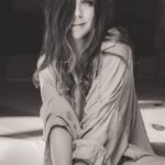 María Fernanda Yépes Instagram - Como diría mi amigo @esquedachris a mi me gusta la de B&N por que retrata el carácter del alma🖤 Nose… a mi gustan las dos… Blanco y Negro vs color? Cuál gana? Gracias mi Cris que placer posar pa’ tu lente 📸