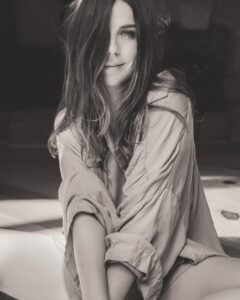 María Fernanda Yépes Instagram - Como diría mi amigo @esquedachris a mi me gusta la de B&N por que retrata el carácter del alma🖤 Nose… a mi gustan las dos… Blanco y Negro vs color? Cuál gana? Gracias mi Cris que placer posar pa’ tu lente 📸