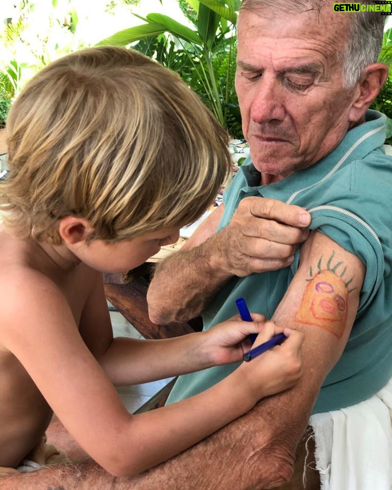 María Fernanda Yépes Instagram - Honro y celebró la vida de los hombres y padres de la Familia que elegí ❤️ Gracias papá por darme un suelo firme donde echar raíces. Amor para ser fuerte y alas para ser libre!!! Te amo. Los amo. Felicitaciones a todos los papás que están presentes en la crianza de sus hijos!!!! Gracias por ser guía, soporte, dirección y ejemplo. #felizdíapapás #díadelpadre #fathersday