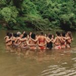 María Fernanda Yépes Instagram - “Todos los días agradezco haber encarnado en un cuerpo con útero. En sentir la fuerza, el misterio, la vida y la muerte en mi cuerpo. Agradezco sentirnos hermanas. Sentirme en unión con otros úteros y otros corazones. Por algún motivo se nos ha dado esta misión. Mi camino es con ustedes. Es conmigo. Agradezco tu soporte y tu reflejo, mi reflejo. Hoy y siempre nos celebro, mujeres cíclicas, pido perdón y doy las gracias, por la existencia, el apoyo y la lucha, siempre sostenidas, no lo olvides. No lo olvidemos Somos diferentes pero llevamos una misma vasija, la sangre que cae de nosotras, riega los jardines, las flores que vendrán, la tierra las guía, y la muerte siempre nos recordará que hay vida. Nunca te olvides de lo poderoso que es “SER MUJER” A todas las mujeres de mi vida. GRACIAS por estar, por sostenernos en amor y sororidad. A todas las mujeres del mundo. GRACIAS por su existir. Estamos juntas jamás separadas!!!! GRACIAS diosas dadoras de vida en todas sus formas!!! Seguimos aprendiendo, despertando, sanando… No olviden nunca su poder💜🙌🏻 #8m
